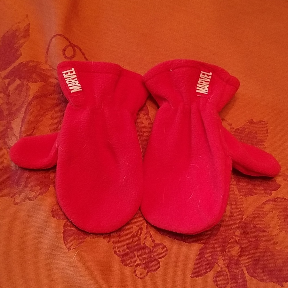 Brand new Marvel toddler read Marvel mittens